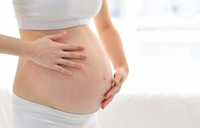 孕后期腰部出现酸疼，4个动作帮助孕妈有效缓解，孕妈可以试试